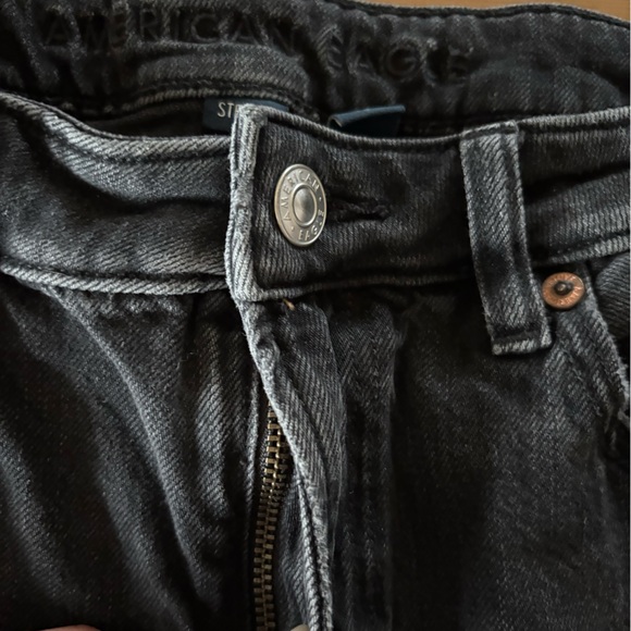 American Eagle Busted Knee Distressed Strigid Mom Jeans Size 10 Short - Picture 9 of 16